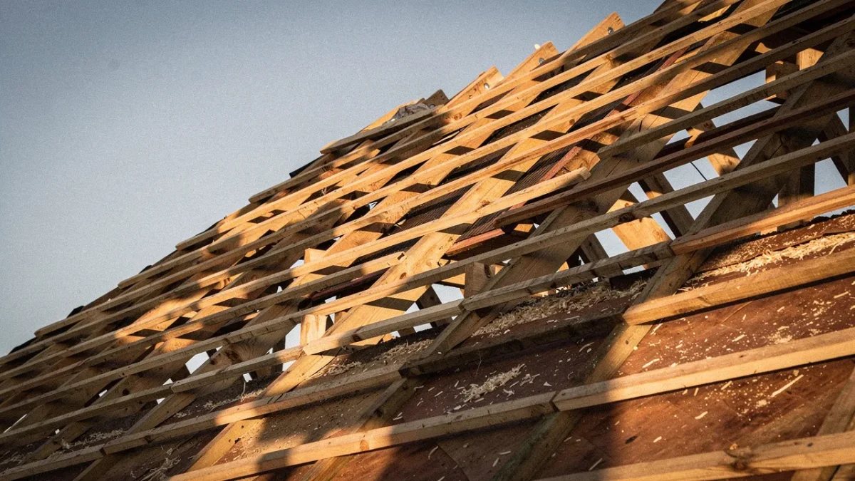 charpente de toit en bois montrant l espace de ventilation sous les Charpente de toit en bois montrant l'espace de ventilation sous les liteaux, avant la pose de la couverture en tuiles.